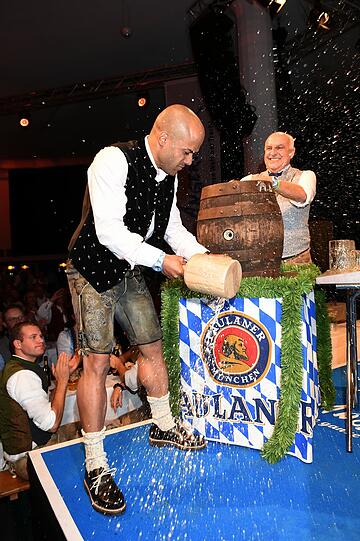 David Odonkor zapft das erste Wiesn-Bier an