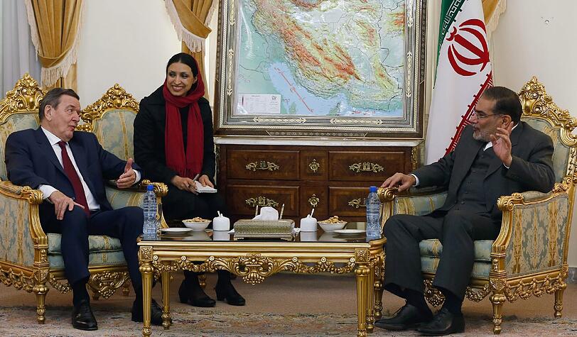Altkanzler Gerhard Schröder weilt zu Gesprächen in Iran.