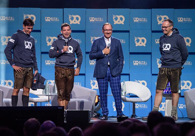 Schauspieler Kevin Spacey (2.v.r) zwischen den Gründern Andreas Bruckschlögl (l-r), Felix Haas und Bernd Storm van's Gravesande.