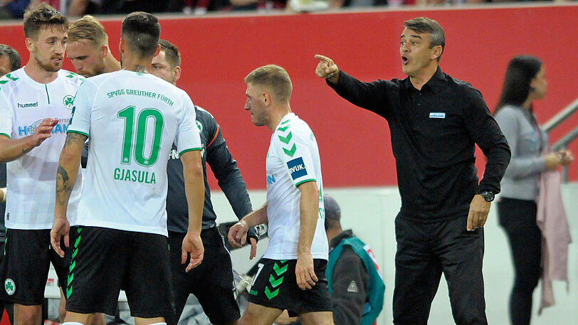 Trainer Damir Buric (rechts) und die SpVgg Greuther Fürth wollen raus aus dem Zweitliga-Keller.