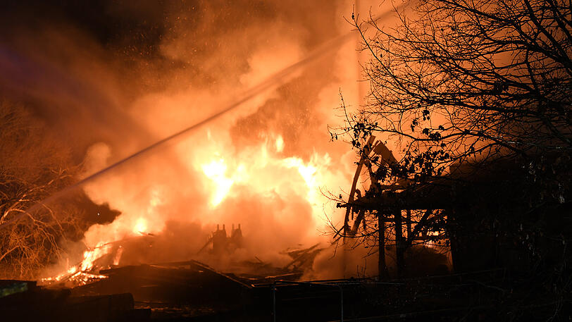 Die Bilder vom Feuerwehreinsatz in Vilsbiburg, bei dem ein Sägewerk komplett abgebrannt ist.