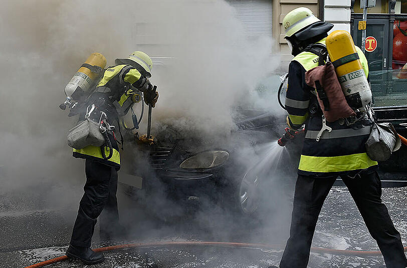 Bilder vom Feuerwehreinsatz im Lehel: Das Auto hat einen Totalschaden, der Fahrer blieb unverletzt.