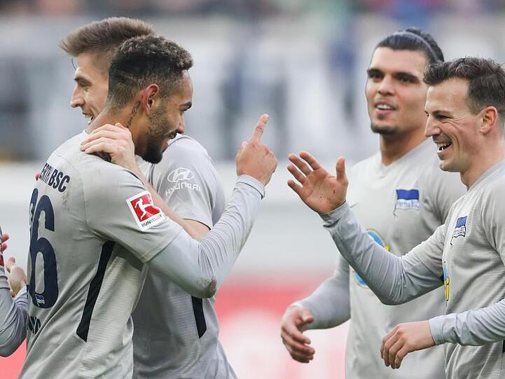 Matheus Cunha (l) stellte mit seinem Tor zum 2:1 die Weichen auf Sieg von Hertha BSC in Paderborn.