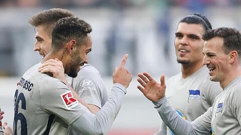 Matheus Cunha (l) stellte mit seinem Tor zum 2:1 die Weichen auf Sieg von Hertha BSC in Paderborn.