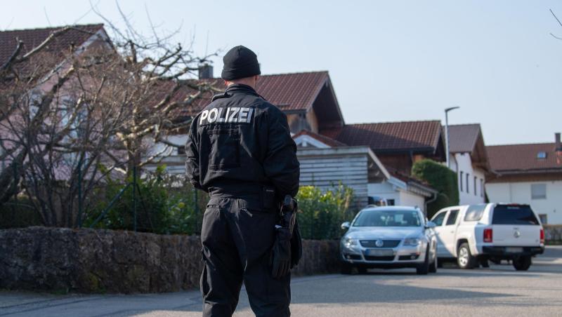 Ein Polizist steht vor einem Haus in Vogtareuth, in dem drei Tote Menschen aufgefunden worden waren. Foto: Lino Mirgeler/dpa/Archivbild Ein Polizist steht vor einem Haus in Vogtareuth, in dem drei Tote Menschen aufgefunden worden waren. Foto: Lino Mirgeler/dpa/Archivbild