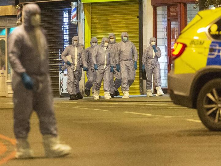 Mitarbeiter der Spurensicherung sind am Tatort im Einsatz.