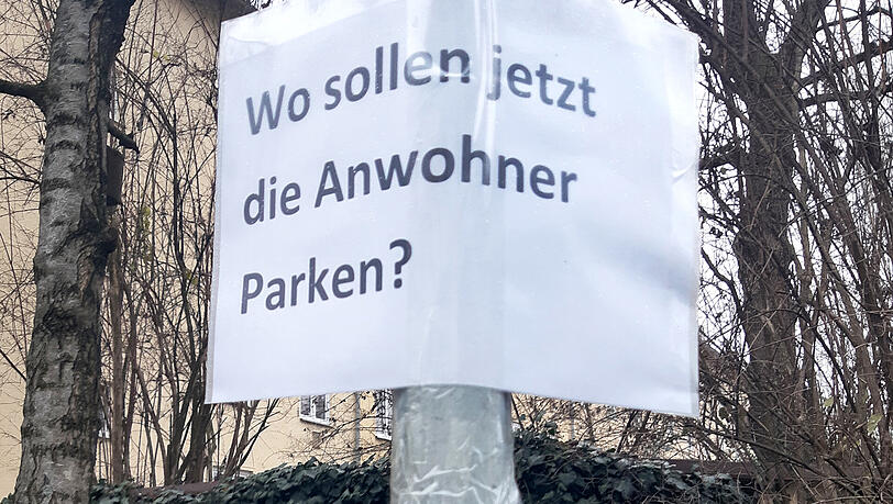 Die Anwohner sind sauer - und wollen das Halteverbot nicht hinnehmen. Die Anwohner sind sauer - und wollen das Halteverbot nicht hinnehmen.