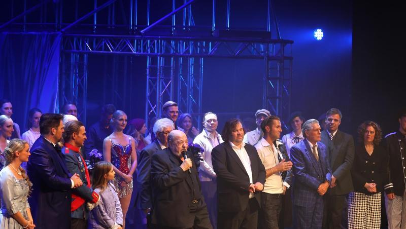 Komponist Ralph Siegel (M) sitzt nach der Weltpremiere des Musicals "Zeppelin" auf der Bühne.