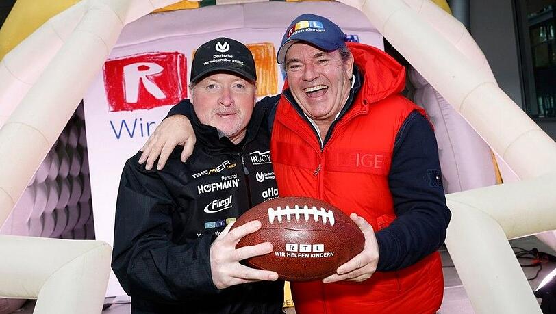 Joey Kelly und RTL-Charity-Gesamtleiter Wolfram Kons.