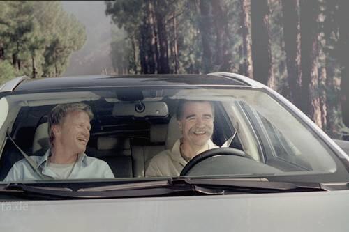 &bdquo;Als vierten Torhüter brauchen wir dich nicht&ldquo;, sagt Handball-Bundestrainer Heiner Brand (r.). &bdquo;Ich mache auch den Chauffeur&ldquo;, erwidert Oliver Kahn im neuen Toyota-Spot. Der Automobilhersteller sponsert auch die WM in Kroatien.