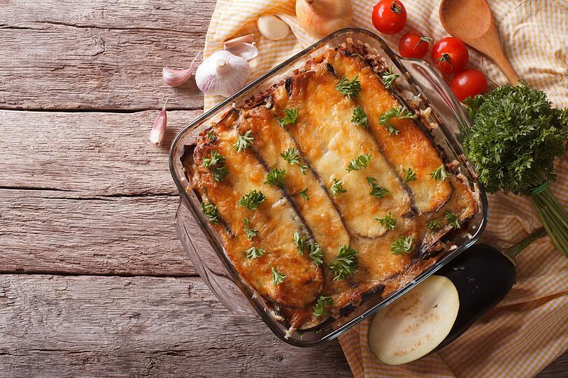Ebenfalls sehr bekannt aus der griechischen Küche ist der traditionelle Auflauf Moussaka. Auberginenscheiben werden dafür vorab gesalzen, trocken getupft und heiß angebraten. Danach werden Rinderhack, Zwiebeln und Knoblauch zusammen mit Tomaten, Lorbeer und Muskatnuss zu einer Sauce gekocht. Abwechselnd werden Auberginenscheiben und Hack-Sauce in eine Form gegeben. Ebenfalls sehr bekannt aus der griechischen Küche ist der traditionelle Auflauf Moussaka. Auberginenscheiben werden dafür vorab gesalzen, trocken getupft und heiß angebraten. Danach werden Rinderhack, Zwiebeln und Knoblauch zusammen mit Tomaten, Lorbeer und Muskatnuss zu einer Sauce gekocht. Abwechselnd werden Auberginenscheiben und Hack-Sauce in eine Form gegeben.