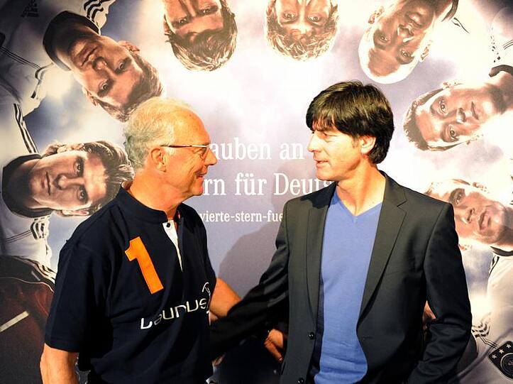 Joachim Löw (r) und Franz Beckenbauer im Gespräch nach der gemeinsamen Pressekonferenz.