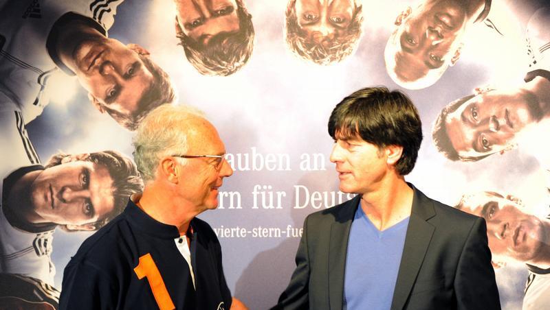 Joachim Löw (r) und Franz Beckenbauer im Gespräch nach der gemeinsamen Pressekonferenz. Joachim Löw (r) und Franz Beckenbauer im Gespräch nach der gemeinsamen Pressekonferenz.