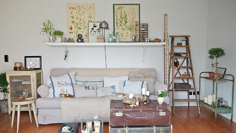 Der Shabby-Stil vermittelt Beschaulichkeit: Alte Koffer werden als Couchtisch verwendet, eine Leiter wird zum Regal. Der Shabby-Stil vermittelt Beschaulichkeit: Alte Koffer werden als Couchtisch verwendet, eine Leiter wird zum Regal.