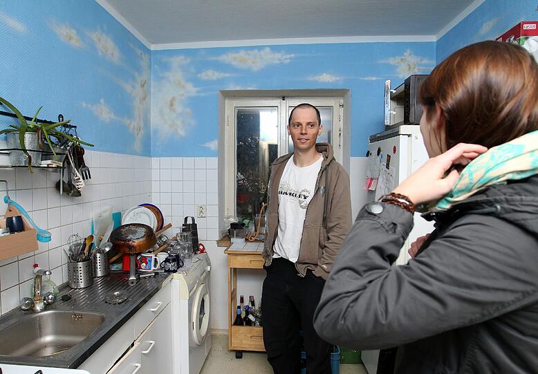 Und das ist die Küche&ldquo;: Bastian macht mit Verena eine kleine Führung durch die Wohnung.