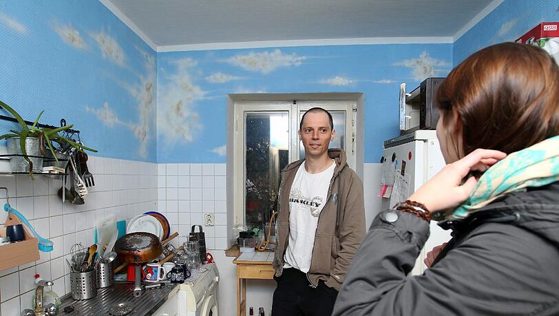 Und das ist die Küche“: Bastian macht mit Verena eine kleine Führung durch die Wohnung. Und das ist die Küche“: Bastian macht mit Verena eine kleine Führung durch die Wohnung.
