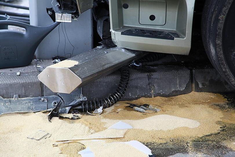 Schwerer Unfall an der Rastanlage Inntal: Ein Lkw raste in eine Zapfanlage.