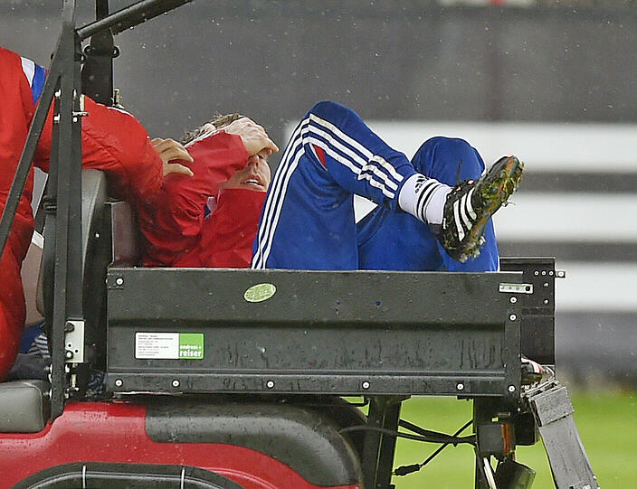Philipp Lahm hat sich im training des FC Bayern schwer verletzt.