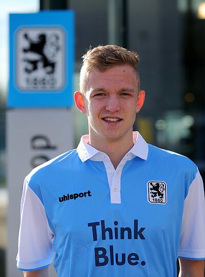 Hier wird Jannik Bandowski am Trainingsgelände des TSV 1860 vorgestellt.