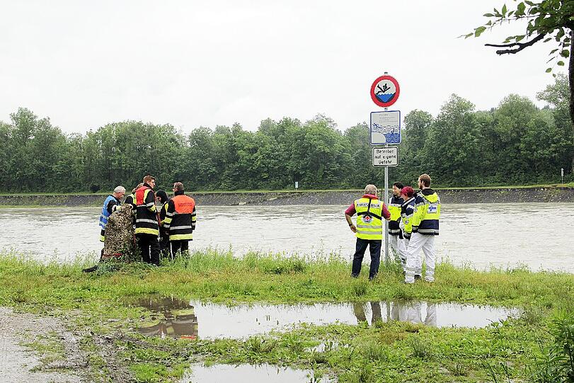 Die Strömung riss den Wagen mit sich. Ein Großaufgebot an Rettungskräften der Feuerwehr und Wasserwacht sowie ein Polizeihubschrauber suchen nach dem Fahrzeug.