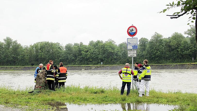Die Strömung riss den Wagen mit sich. Ein Großaufgebot an Rettungskräften der Feuerwehr und Wasserwacht sowie ein Polizeihubschrauber suchen nach dem Fahrzeug. Die Strömung riss den Wagen mit sich. Ein Großaufgebot an Rettungskräften der Feuerwehr und Wasserwacht sowie ein Polizeihubschrauber suchen nach dem Fahrzeug.