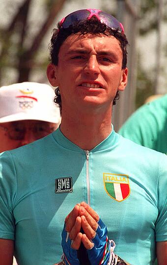 Der italienische Radprofi Fabio Casartelli faltet am 02.08.1992 nach seinem Sieg im Einzelzeitfahren bei den Olympischen Spielen in Barcelona die Hände. Casartelli starb nach einem Sturz am 18.07.1995 auf der Abfahrt vom Col du Portet-d'Aspet bei der Tour de France.
