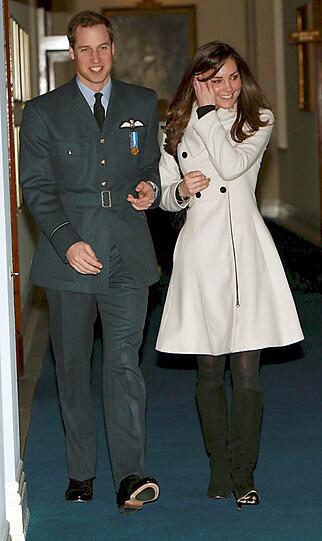 Nach seiner Ausbildung zum Militärflieger landete Prinz William im Rahmen einer Übung im Garten der Middletons in Berkshire.