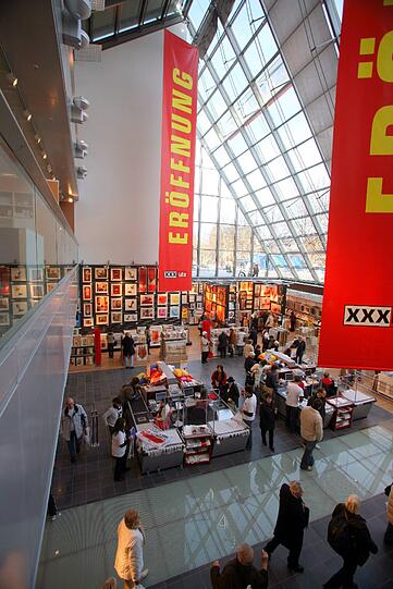 So voll war es nicht immer: Bei der Neu-Eröffnung 2006 ist der Möbelmarkt an der Theresienhöhe gut besucht.