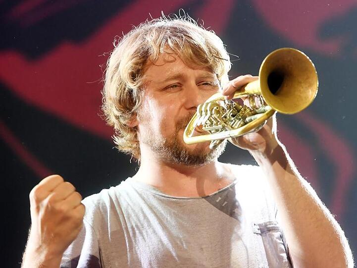 Neues Album und Biergartentour: Stefan Dettl und seine Band LaBrassBanda sind wieder am Start.