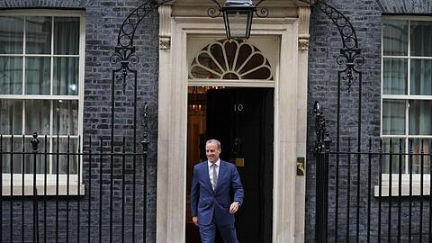 Dominic Raab verlässt die 10 Downing Street. Er wechselt vom Außenministerium ins Justizministerium.