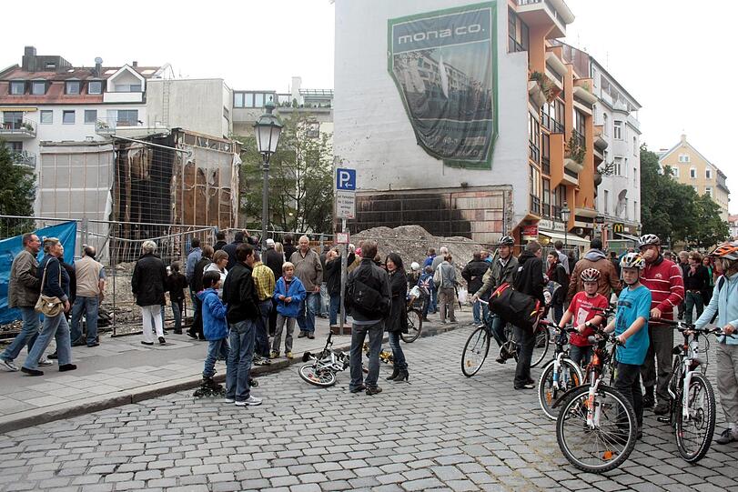 Schaulustige strömen in die Feilitzschstraße.