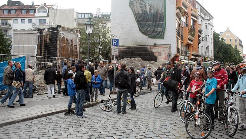 Schaulustige strömen in die Feilitzschstraße.