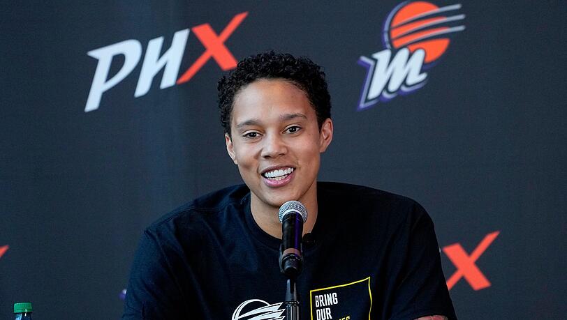 Die WNBA-Basketballspielerin Brittney Griner spricht auf einer Pressekonferenz .