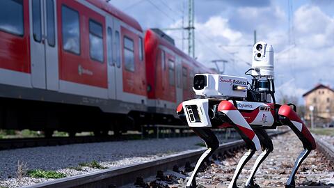 Der Roboter „Spot“ der Deutschen Bahn läuft bei einem Pressetermin zwischen abgestellten S-Bahnen entlang.