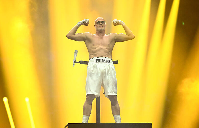Entertainer Stefan Raab zeigt seine Muskeln.