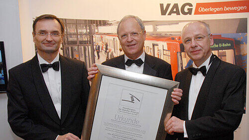 Die VAG-Vorstände Josef Hasler, Herbert Dombrowsky und Rainer Müller (v. l.) freuen sich über die Auszeichnung. Die VAG-Vorstände Josef Hasler, Herbert Dombrowsky und Rainer Müller (v. l.) freuen sich über die Auszeichnung.