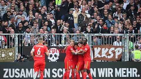 1:0 für Augsburg: Fabian Rieder (M) jubelt am Millerntor.