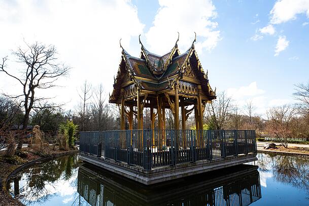 Die Nepalesische Pagode im Westpark: Ein Spaziergang f&uuml;hlt sich ein bisserl nach Fernreise an.