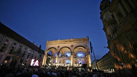 In einer lauen Sommernacht kann ein Konzert am Odeonsplatz sehr schön sein. Das Wetter verspricht für das Wochenende weitere Besserung.