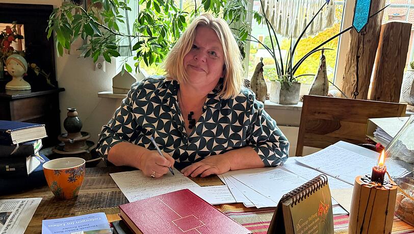 Petra Neubauer hat eine Ausbildung zur ehrenamtlichen Leiterin von katholischen Trauerfeiern absolviert. Petra Neubauer hat eine Ausbildung zur ehrenamtlichen Leiterin von katholischen Trauerfeiern absolviert.