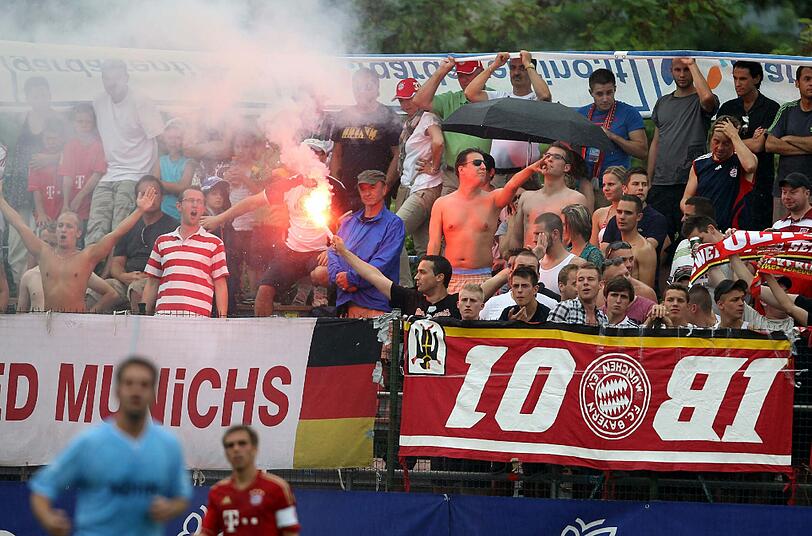 Die mitgereisten Fans des FC Bayern.