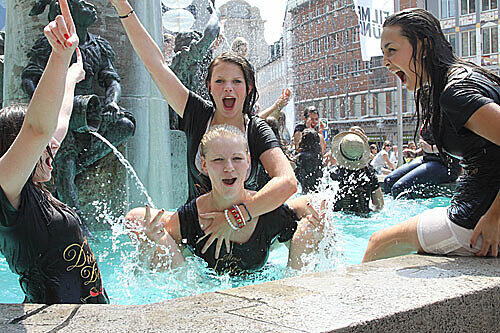SICH AM FISCHBRUNNEN TREFFEN: Keiner weiß wieso, aber jeder Münchner hat sich schon einmal mit Freunden am Fischbrunnen verabredet. Das ist ein absolutes Muss - nicht nur im Sommer.