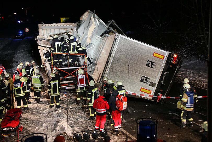 Zwei Sattelzüge prallen auf der B 12 nahe Hohenlinden zusammen. Ein Fahrer wird dabei schwer eingeklemmt und kann erst nach Stunden aus dem gewaltigen Trümmerhaufen geborgen werden.