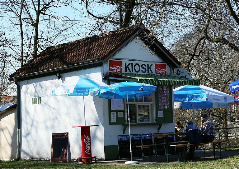 PLATZ 4: THALKIRCHEN-OBERSENDLING-FORSTENRIED-FÜRSTENRIED-SOLLN Auch wenn man hier weiter draußen wohnt - man muss man nicht im Kiosk an der Thalkirchner Brücke (Foto) einkaufen. Der Stadtteil weist die größte Verkaufsfläche auf.
MAGNETEN: OBI, Kaufring, Media Markt, Real.
FAZIT: Viel, aber auch sehr verstreut. Wenig Zentren, viele Fachmärkte.