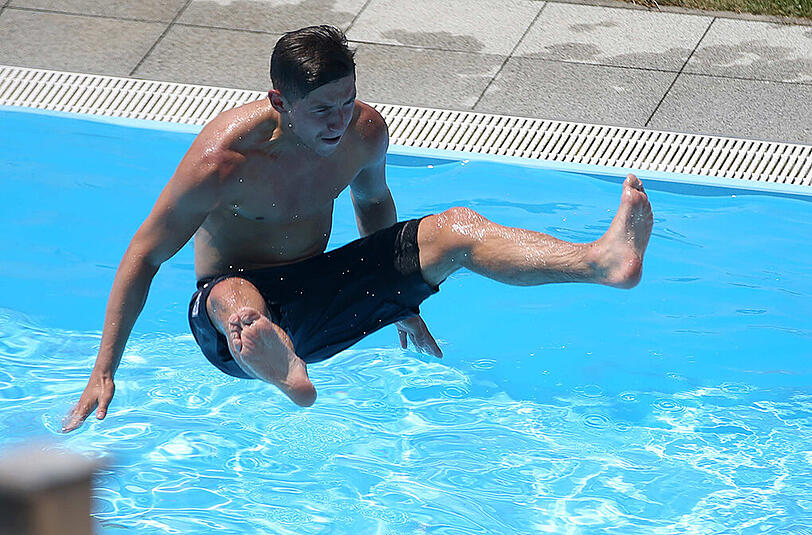 Schwitzen, schwimmen, strampeln: Die Löwen absolvieren am ersten Tag im Trainingslager in Bad Häring ein buntes, abwechslungsreiches Programm. Und sie haben offensichtlich Spaß dabei.