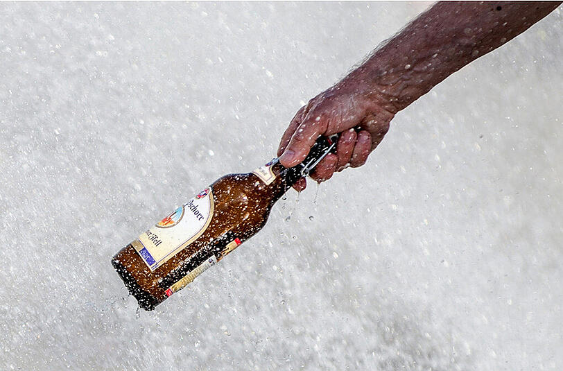 Die Bierflasche in zehn Minuten eiskalt bekommen - so einfach geht's!