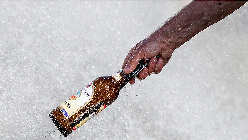 Die Bierflasche in zehn Minuten eiskalt bekommen - so einfach geht's! Die Bierflasche in zehn Minuten eiskalt bekommen - so einfach geht's!