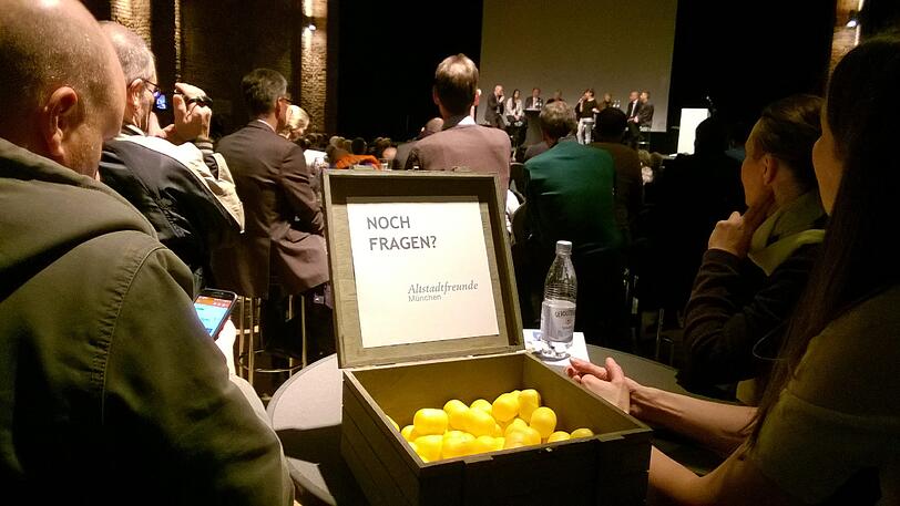 Überraschungseier mit Fragen, die bei der Podiumsdiskussion jedoch nicht öffentlich gestellt werden konnten.