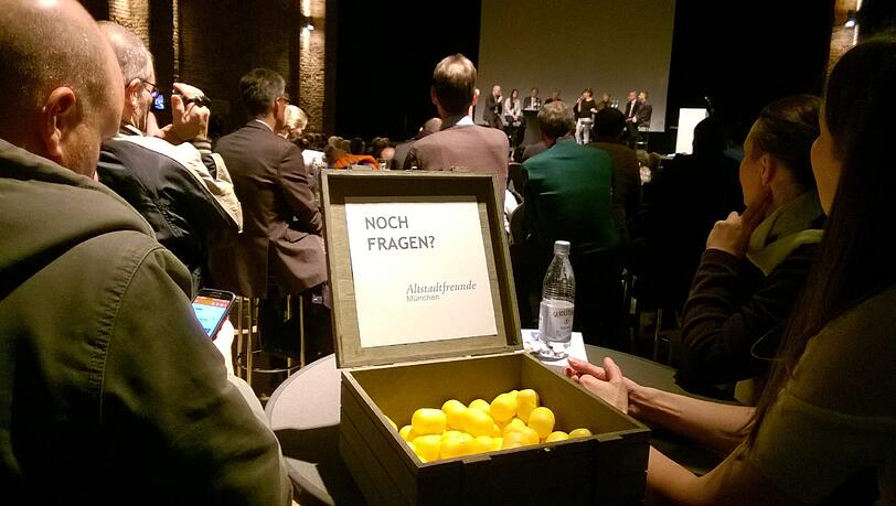 Überraschungseier mit Fragen, die bei der Podiumsdiskussion jedoch nicht öffentlich gestellt werden konnten. Überraschungseier mit Fragen, die bei der Podiumsdiskussion jedoch nicht öffentlich gestellt werden konnten.