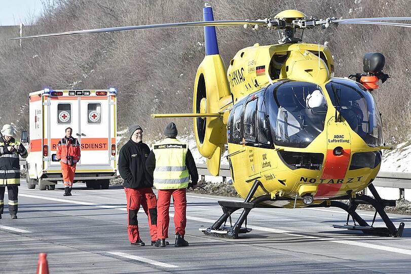 Wie durch ein Wunder konnte der Lkw-Fahrer mit nur mittelschweren Verletzungen aus dem Warck geborgen werden.